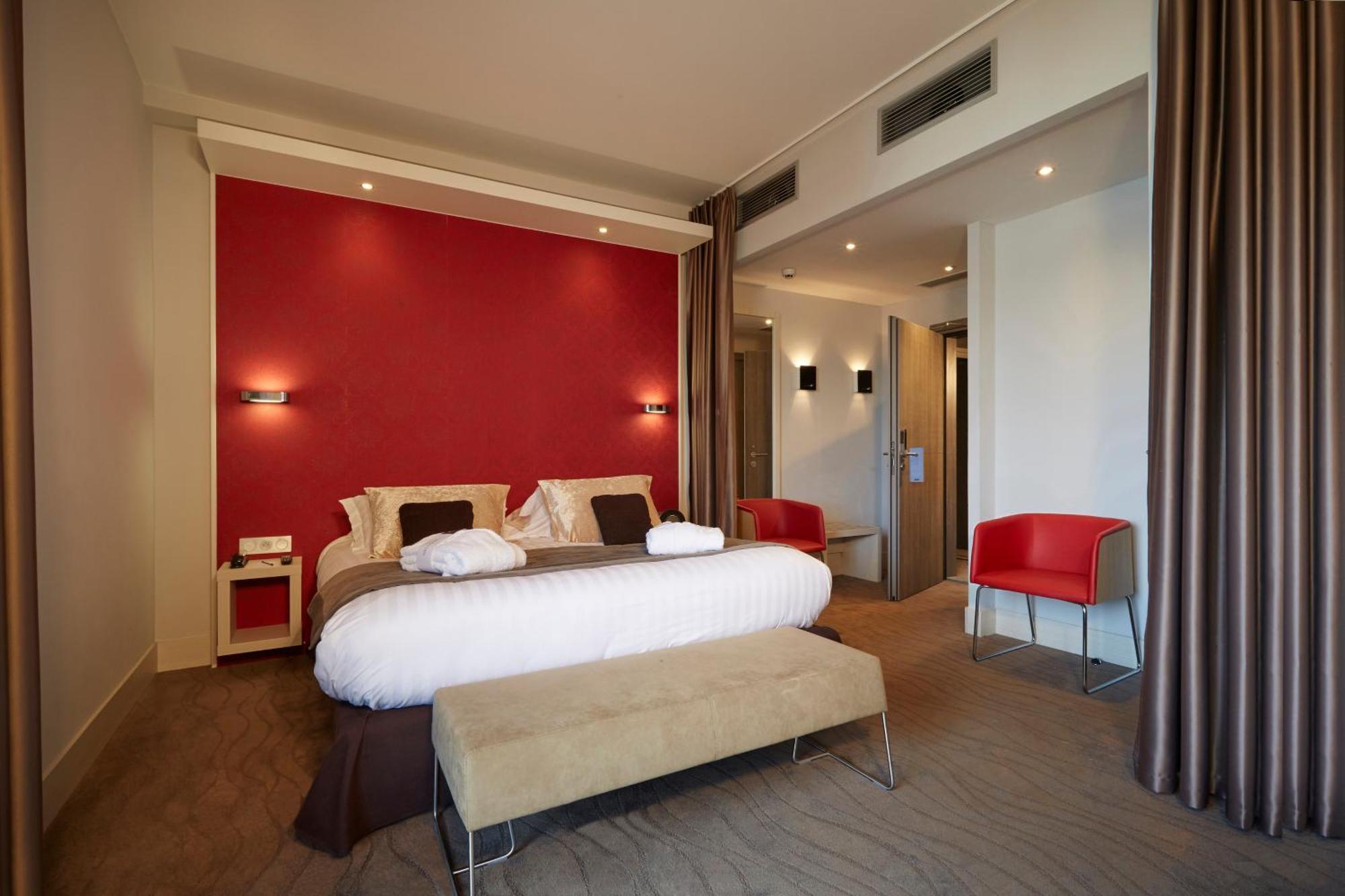 Kyriad Prestige Lyon Est - Saint Priest Eurexpo Hotel And Spa Eksteriør billede
